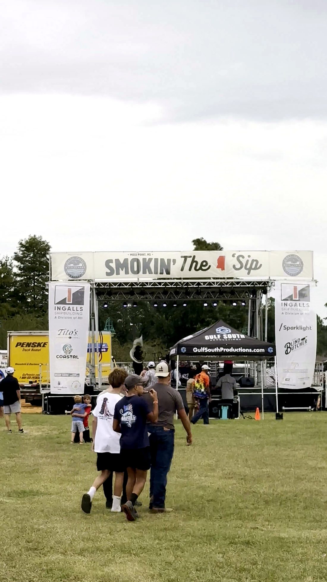Festivalgoers walking toward the Smokin' the Sip main stage